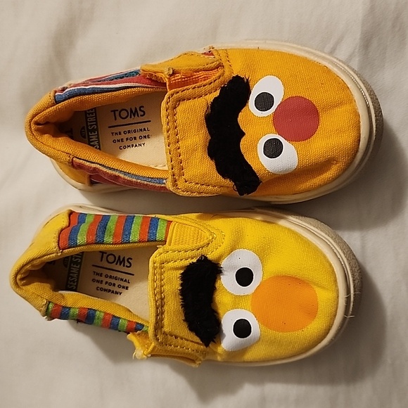 TOMS x Sesame Street Bert and Ernie Limited Edition Slip On Shoes Kids - Picture 1 of 3